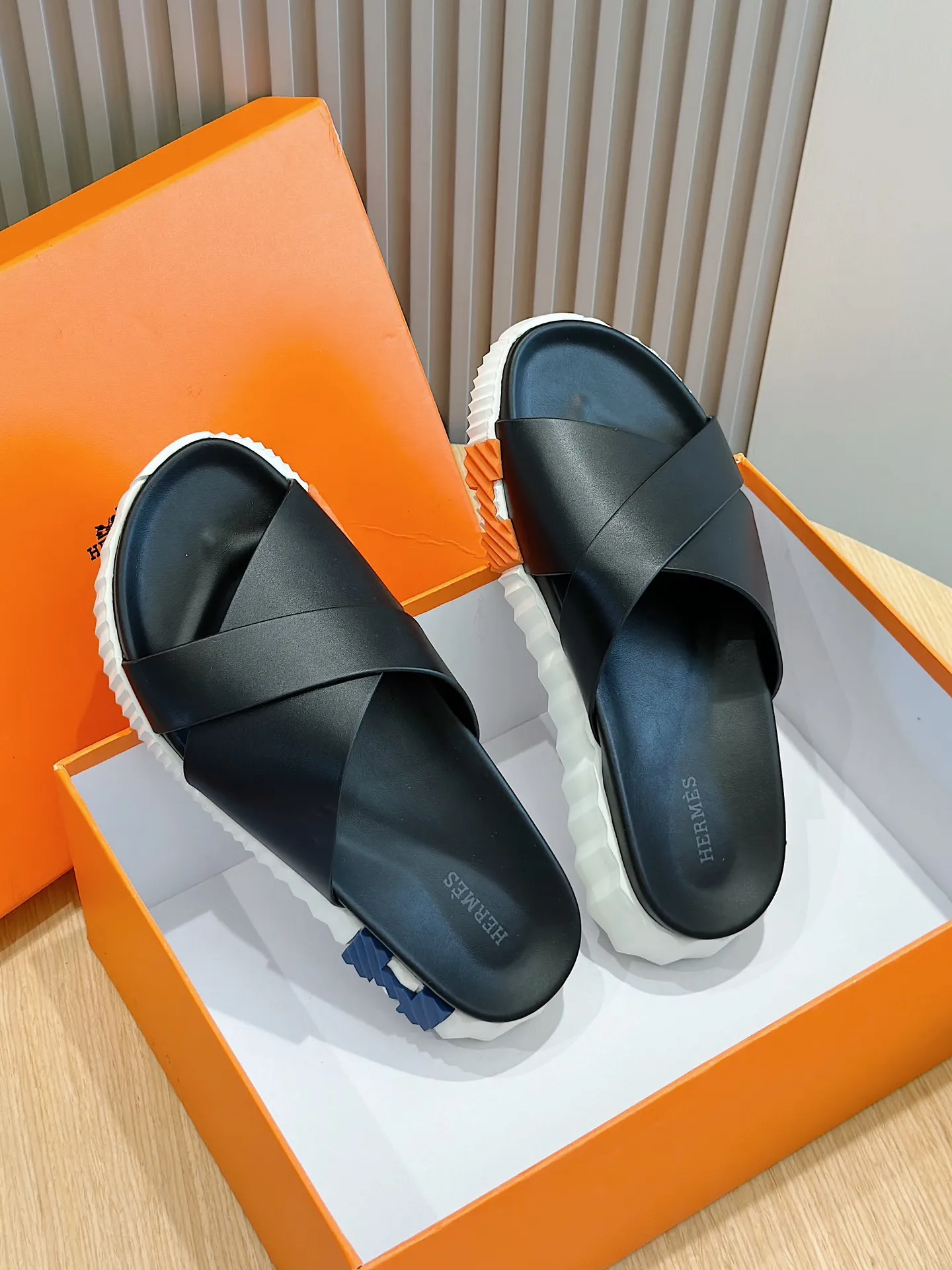 [HERMÈS] Top men's shoes 💰: 340💰 Size: 39-44 (38.45 46 custom-made) Herme*H Home Hermès Men's Sandals and Slippers - Original Replica Purchase the original version and make it one to one, the outsole is privately modeled, and the outsole color corresponding to each color is the same as the original version. Come to those who know the stuff 💪 The ultra-light soles are designed in contrasting colors, and they feel so comfortable on your feet! Calfskin, cowhide feet, private mold outsole.